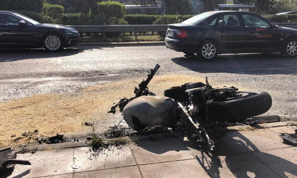 Λεωφόρος Βουλιαγμένης: Σοβαρό τροχαίο με ένα τραυματία-Στις φλόγες τυλίχτηκε μηχανή